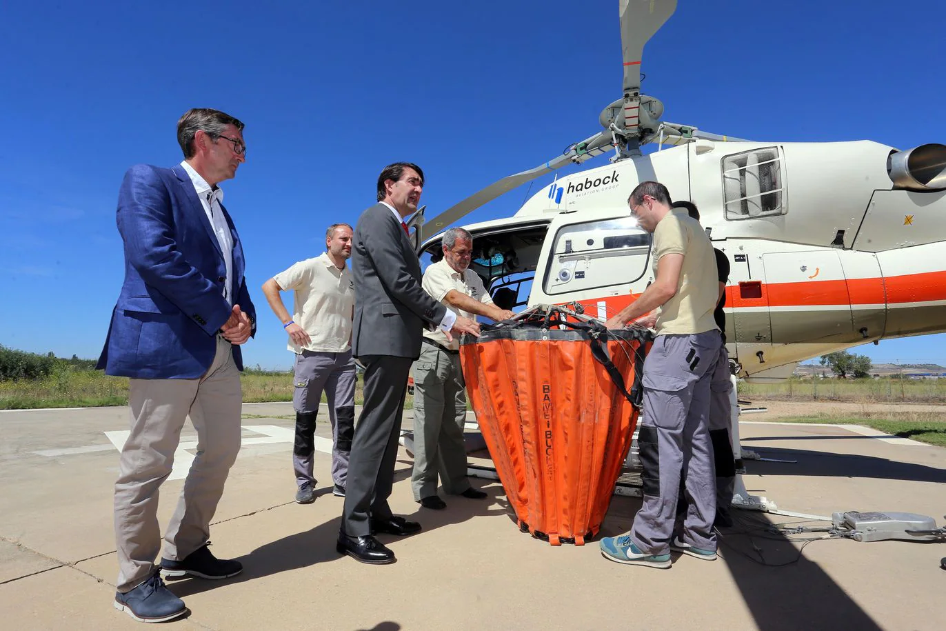 El helicóptero 'Hotel' de la Junta de Castilla y León coordina desde el aire todos los medios aéreos que operan en la lucha contra los incendios forestales