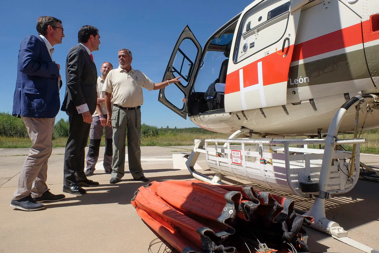 El helicóptero 'Hotel' de la Junta de Castilla y León coordina desde el aire todos los medios aéreos que operan en la lucha contra los incendios forestales