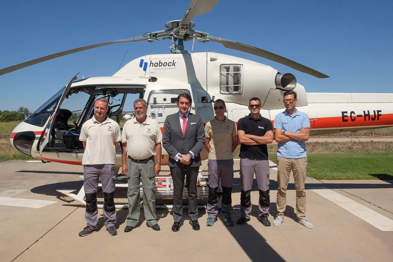 El helicóptero 'Hotel' de la Junta de Castilla y León coordina desde el aire todos los medios aéreos que operan en la lucha contra los incendios forestales