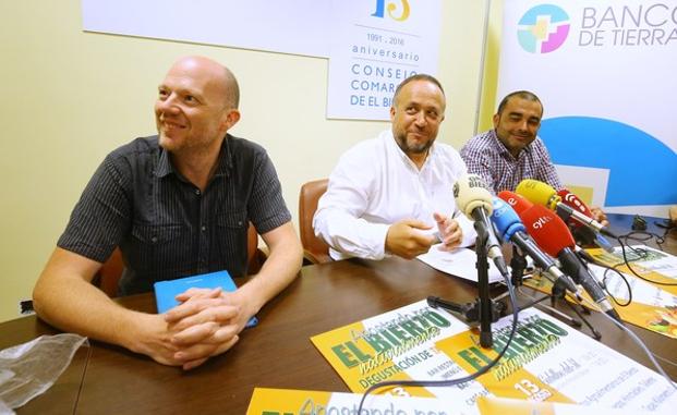 El presidente del Consejo, Gerardo Álvarez (C), junto al alcalde de Cubillos, Antonio Cuellas (D), y el director técnico de las Frutas de Calidad del Bierzo, Pablo Linares (I), durante la presentación de la feria.