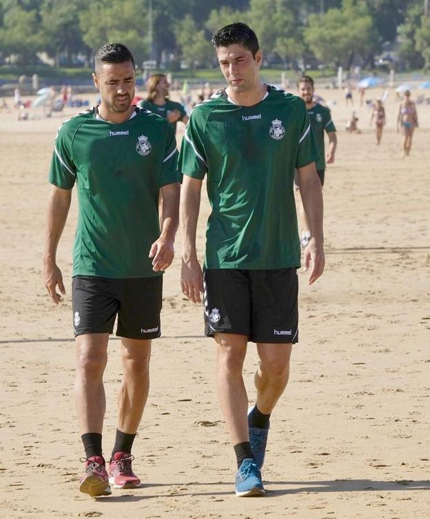 Regalón, durante su primer entrenamiento en la playa de Santander.