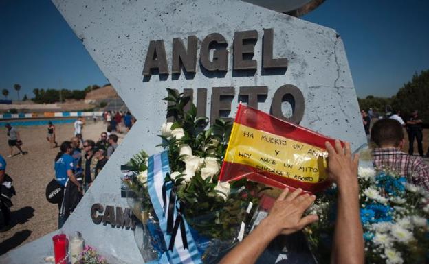 Los hijos de Ángel Nieto, durante el homenaje que un grupo de motoristas ha rendido a su padre. 