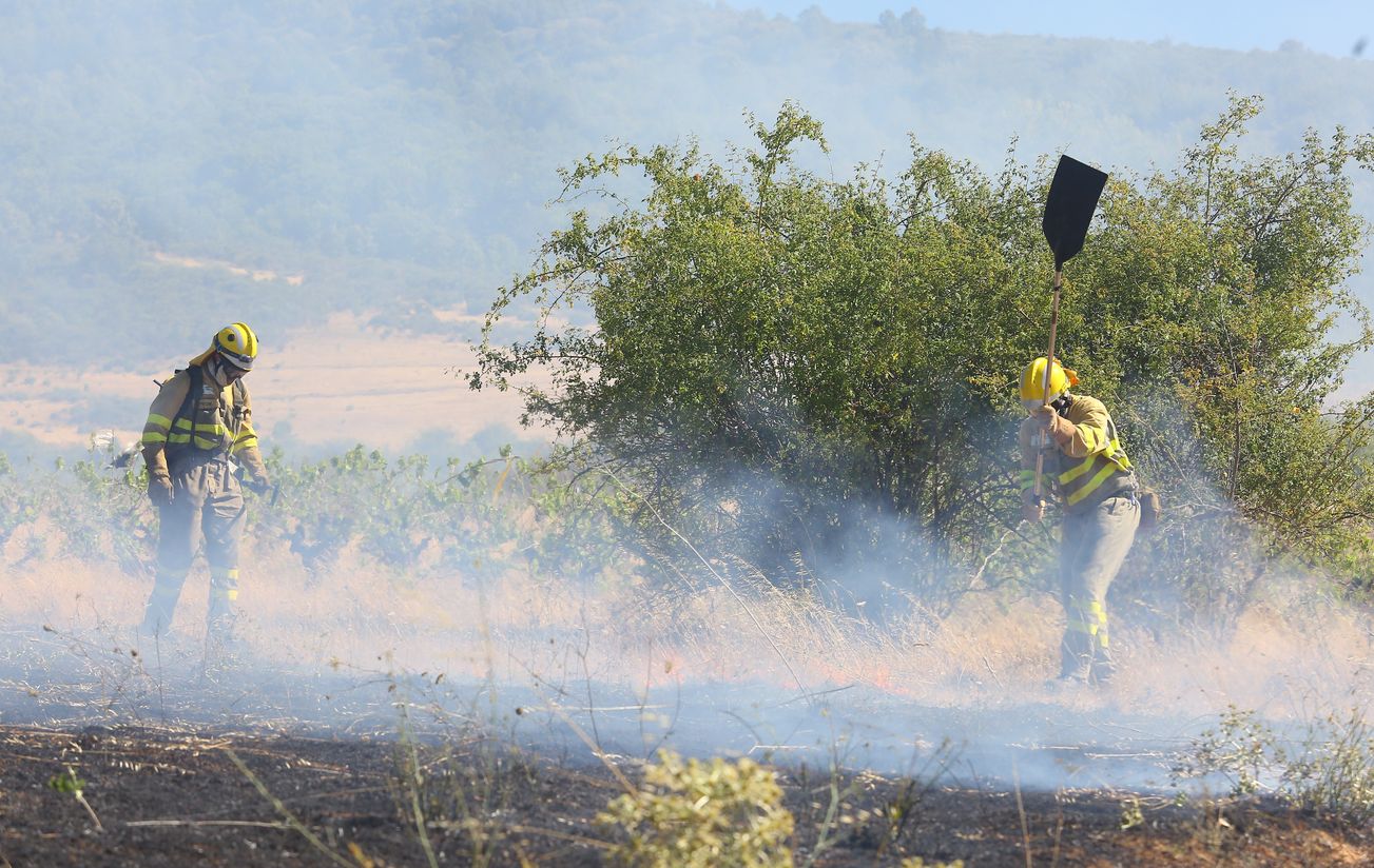 Un incendio declarado en el mediodía de hoy en el municipio berciano de Borrenes mantiene en vilo a los vecinos