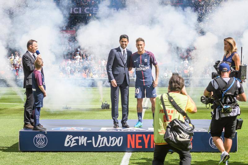 El futbolista brasileño fue recibido por 45.000 personas en el Parque de los príncipes