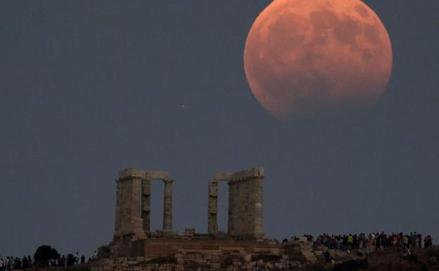 Vista del eclipse lunar parcial junto al templo de Poseidón en el Cabo de Sunión, al este de Atenas (Grecia).