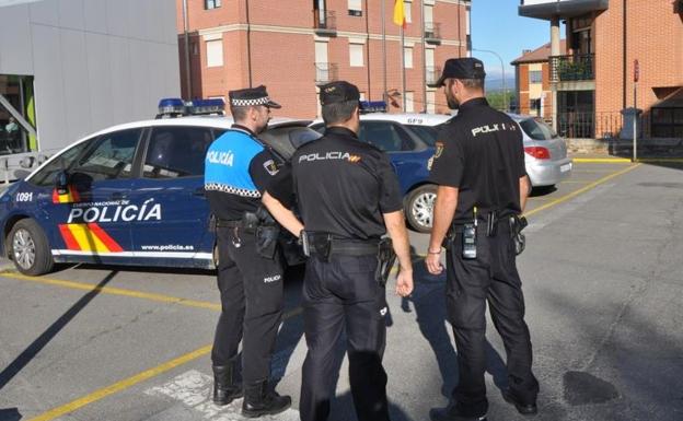 Agentes de la Policía Nacional y Local en Astorga.