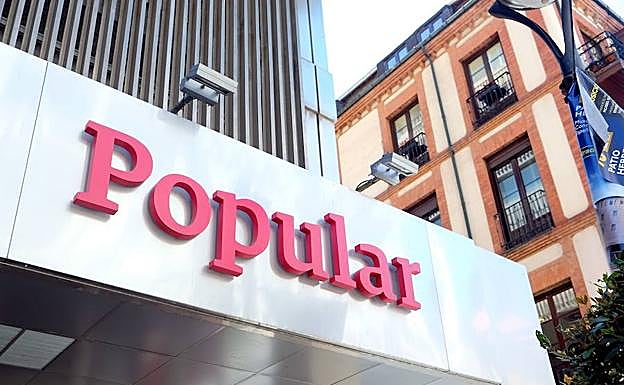 Exterior de la oficina del Banco Popular.