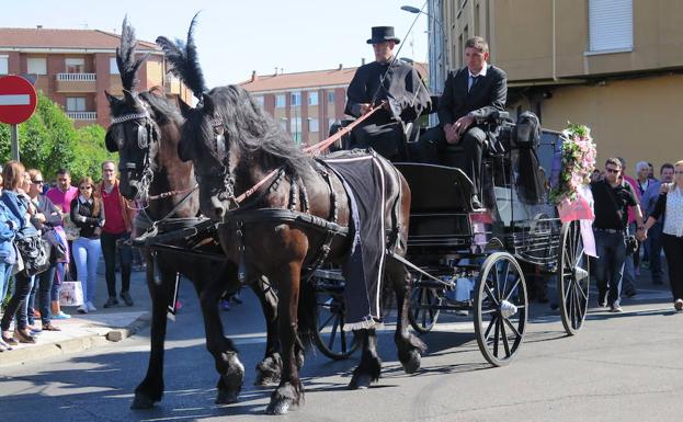 La carroza de caballos llevó a Lucía en su último trayecto. 