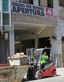 Imagen secundaria 2 - Imagen de las obras en la zona exterior del supermercado.