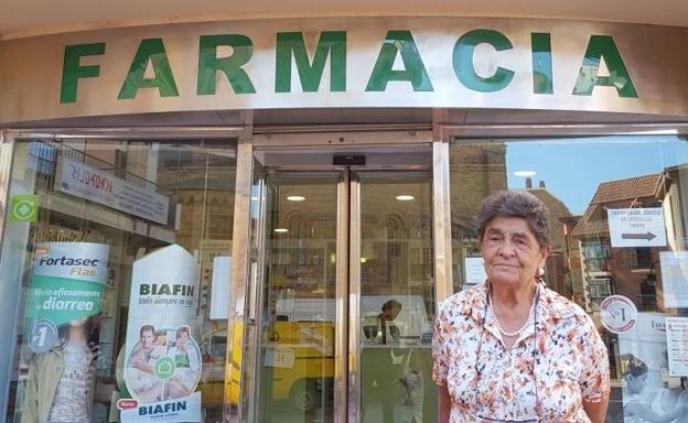 Araceli de la Fuente, junto a la farmacia que regenta.