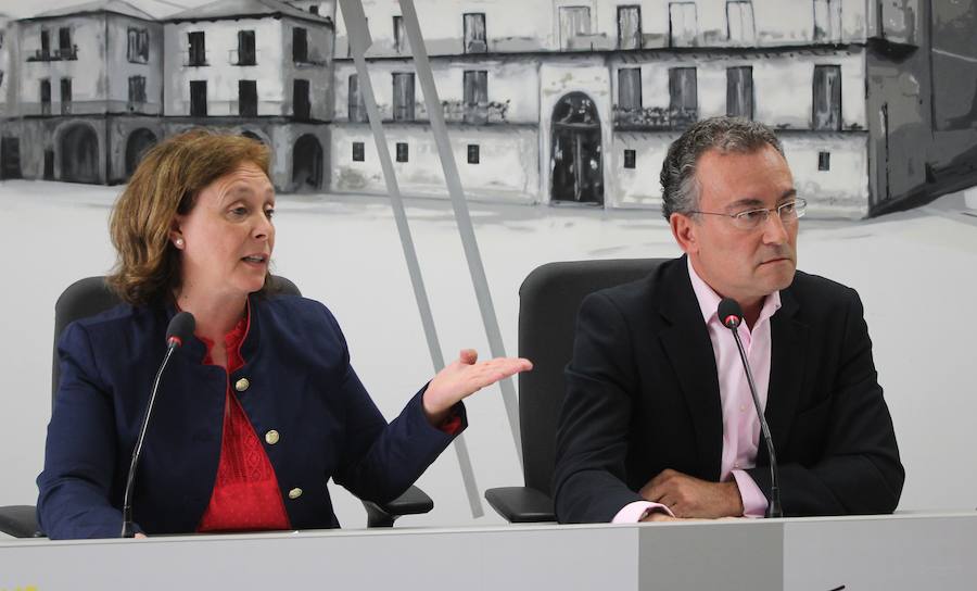 Aurora Baza y Fernando Salguero explican la situación en la rueda de prensa de este viernes.