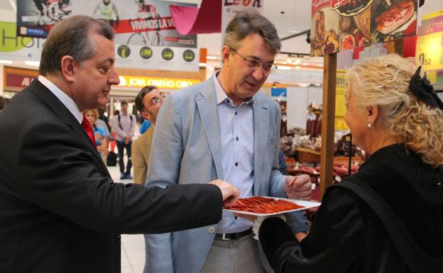 Francisco Pousa, director de Carrefour en León, y Juan Martínez Majo, presidente de la Diputación de León, prueba uno de los chorizos de la tierra.