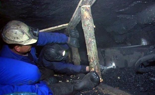 Imagen de dos mineros en el interior de una explotación.