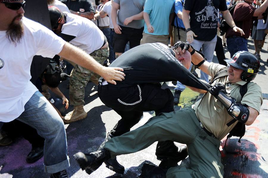 Violentas refriegas se registraron este sábado entre militantes antirracistas y grupúsculos de la extrema derecha estadounidense reunidos en Charlottesville, en Virginia, obligando al gobernador del Estado a declarar el estado de emergencia y a la policía a prohibir la manifestación.