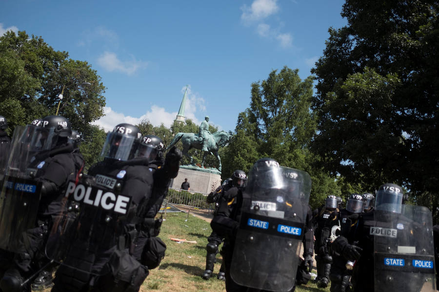 Violentas refriegas se registraron este sábado entre militantes antirracistas y grupúsculos de la extrema derecha estadounidense reunidos en Charlottesville, en Virginia, obligando al gobernador del Estado a declarar el estado de emergencia y a la policía a prohibir la manifestación.