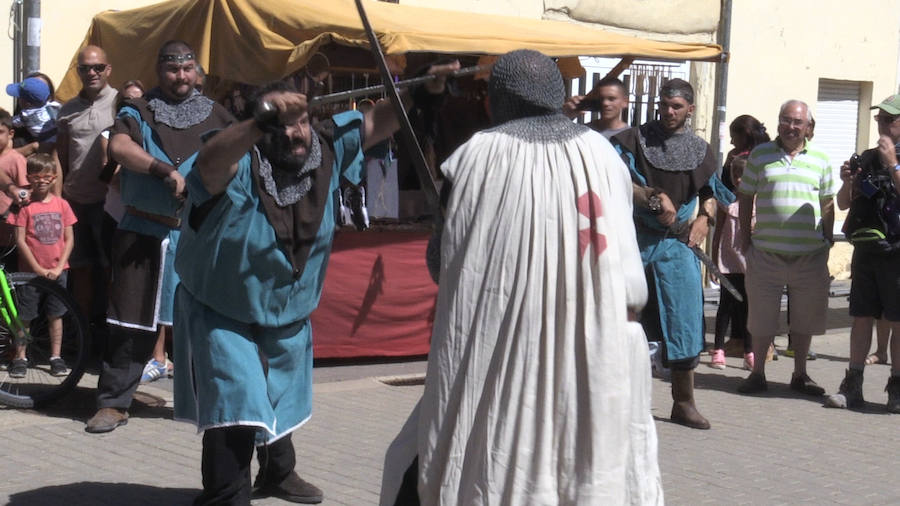 La localidad leonesa celebra la tradicional 'Batalla de Villadangos' y un año más toma las armas y se llena de puestos medievales