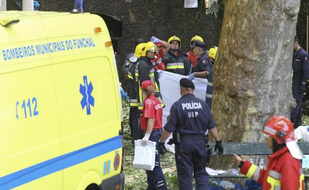 Bomberos y trabajadores de los equipos de rescate trabajan en el lugar del suceso.