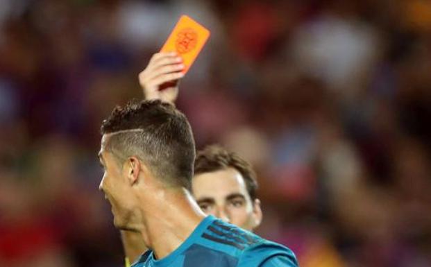 Cristiano Ronaldo, en el momento de su expulsión en el Camp Nou. 