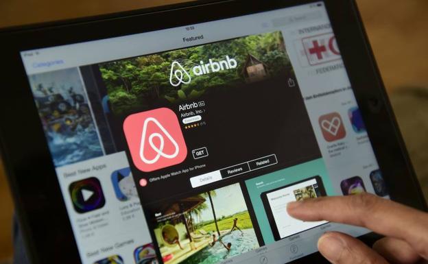 Un cliente consulta la web de Airbnb.