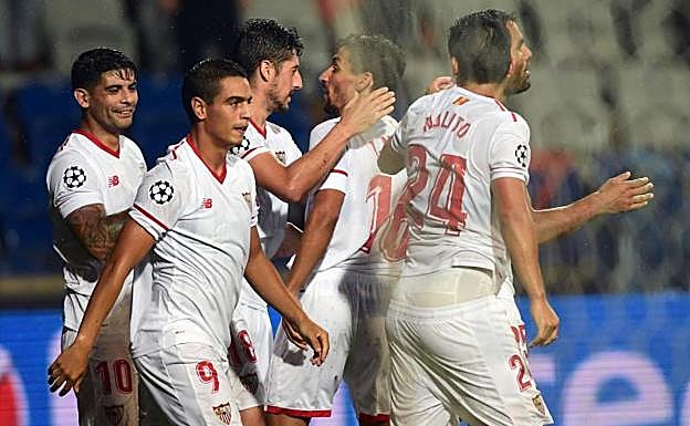 Ben Yedder (2i) agradece a Jesús Navas su asistencia. 