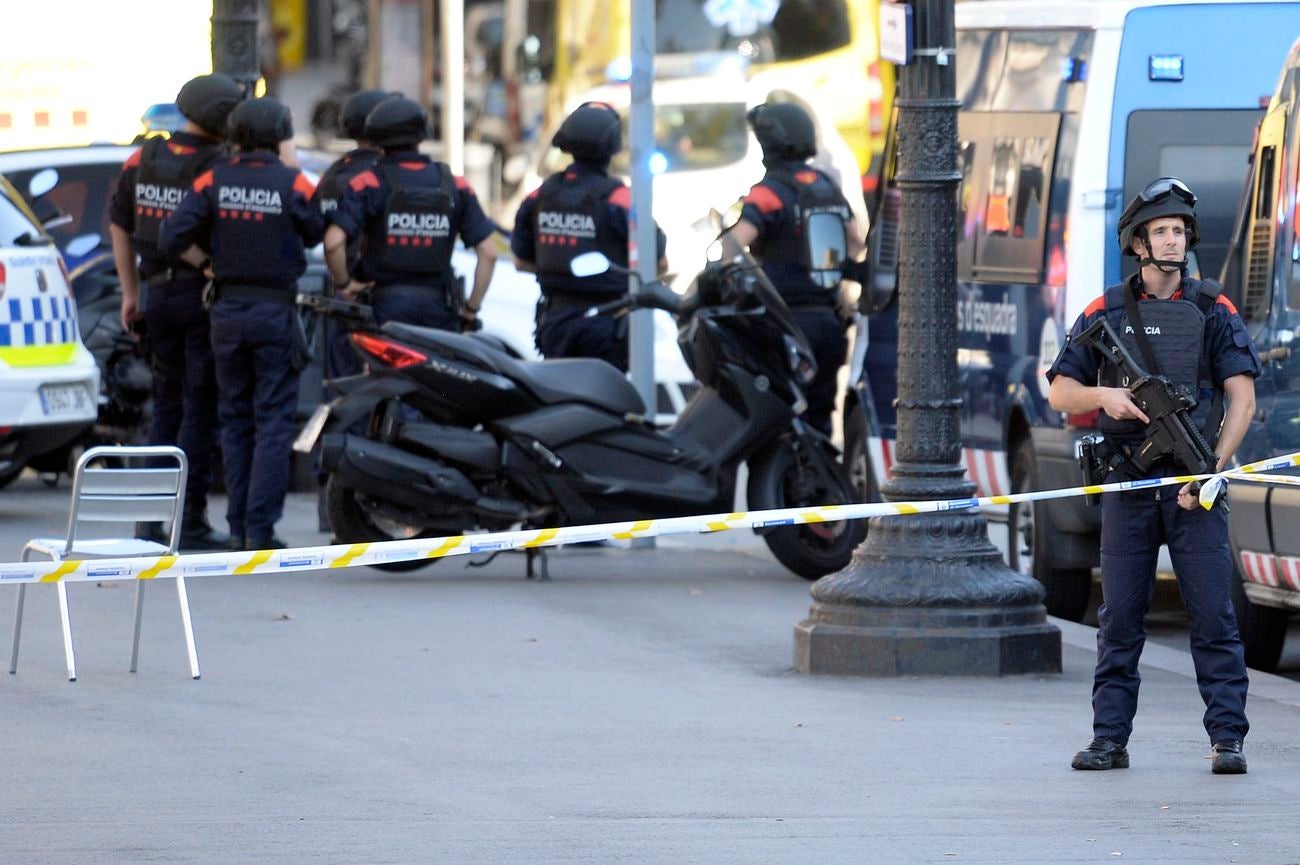 Conmoción tras el atentado ocurrido en Barcelona. Imágenes de los efectivos policiales en la zona