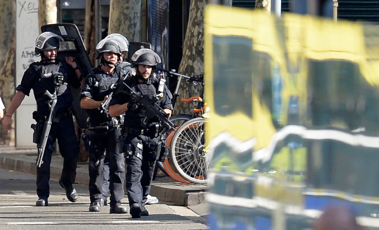 Conmoción tras el atentado ocurrido en Barcelona. Imágenes de los efectivos policiales en la zona