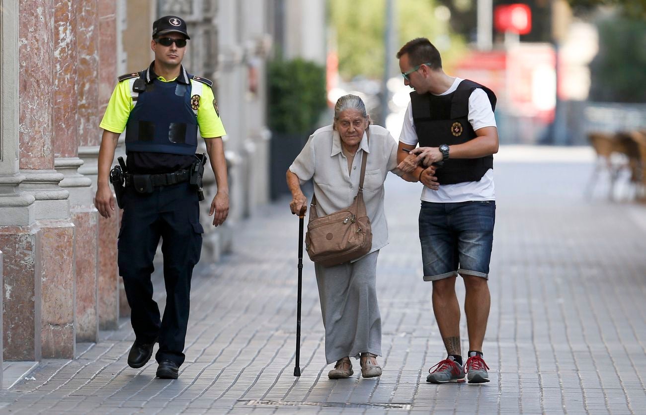 Conmoción tras el atentado ocurrido en Barcelona. Imágenes de los efectivos policiales en la zona