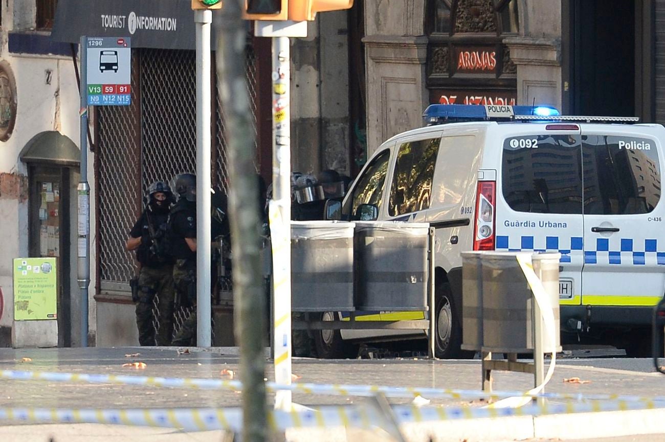 Conmoción tras el atentado ocurrido en Barcelona. Imágenes de los efectivos policiales en la zona