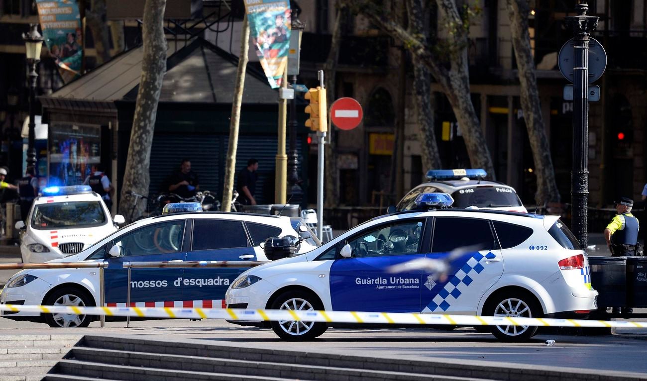 Conmoción tras el atentado ocurrido en Barcelona. Imágenes de los efectivos policiales en la zona