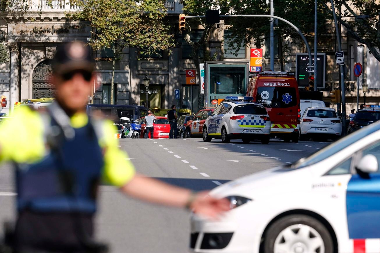 Conmoción tras el atentado ocurrido en Barcelona. Imágenes de los efectivos policiales en la zona