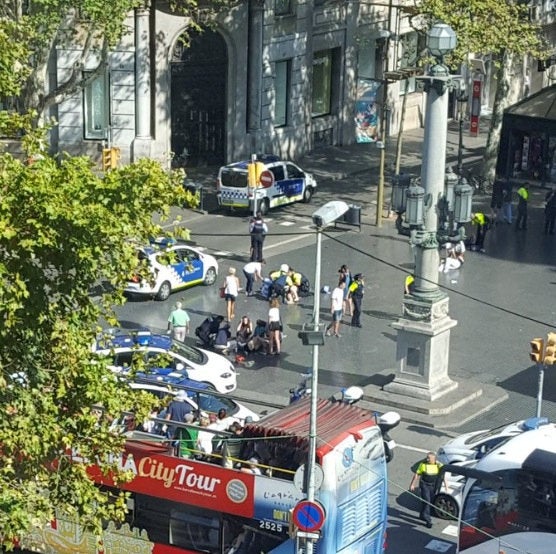 Conmoción tras el atentado ocurrido en Barcelona. Imágenes de los efectivos policiales en la zona