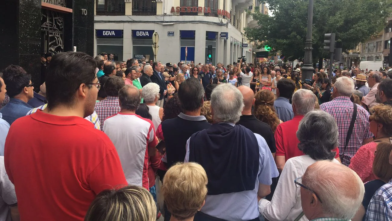 Decenas de instituciones guardan un minuto de silencio por los fallecidos en el atentado de Barcelona y como repulsa ante el terrorismo.