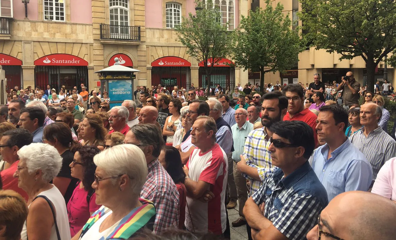 Decenas de instituciones guardan un minuto de silencio por los fallecidos en el atentado de Barcelona y como repulsa ante el terrorismo.