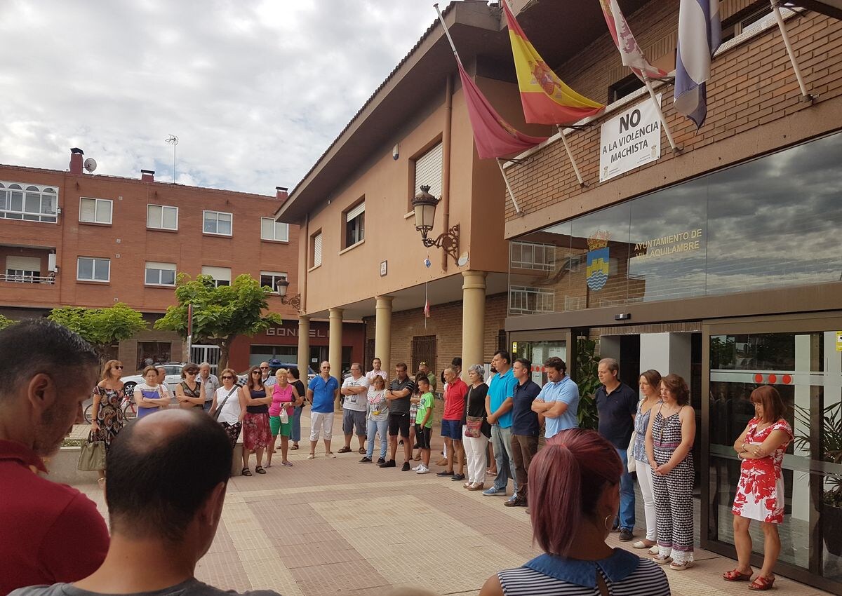 Decenas de instituciones guardan un minuto de silencio por los fallecidos en el atentado de Barcelona y como repulsa ante el terrorismo.