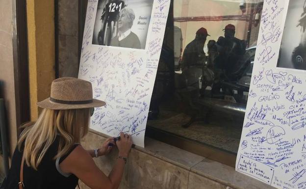 Una mujer firma en el homenaje a Ángel Nieto.