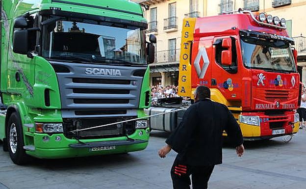 Imagen. Billy trata de arrastrar un camión con la fuerza del cuello.