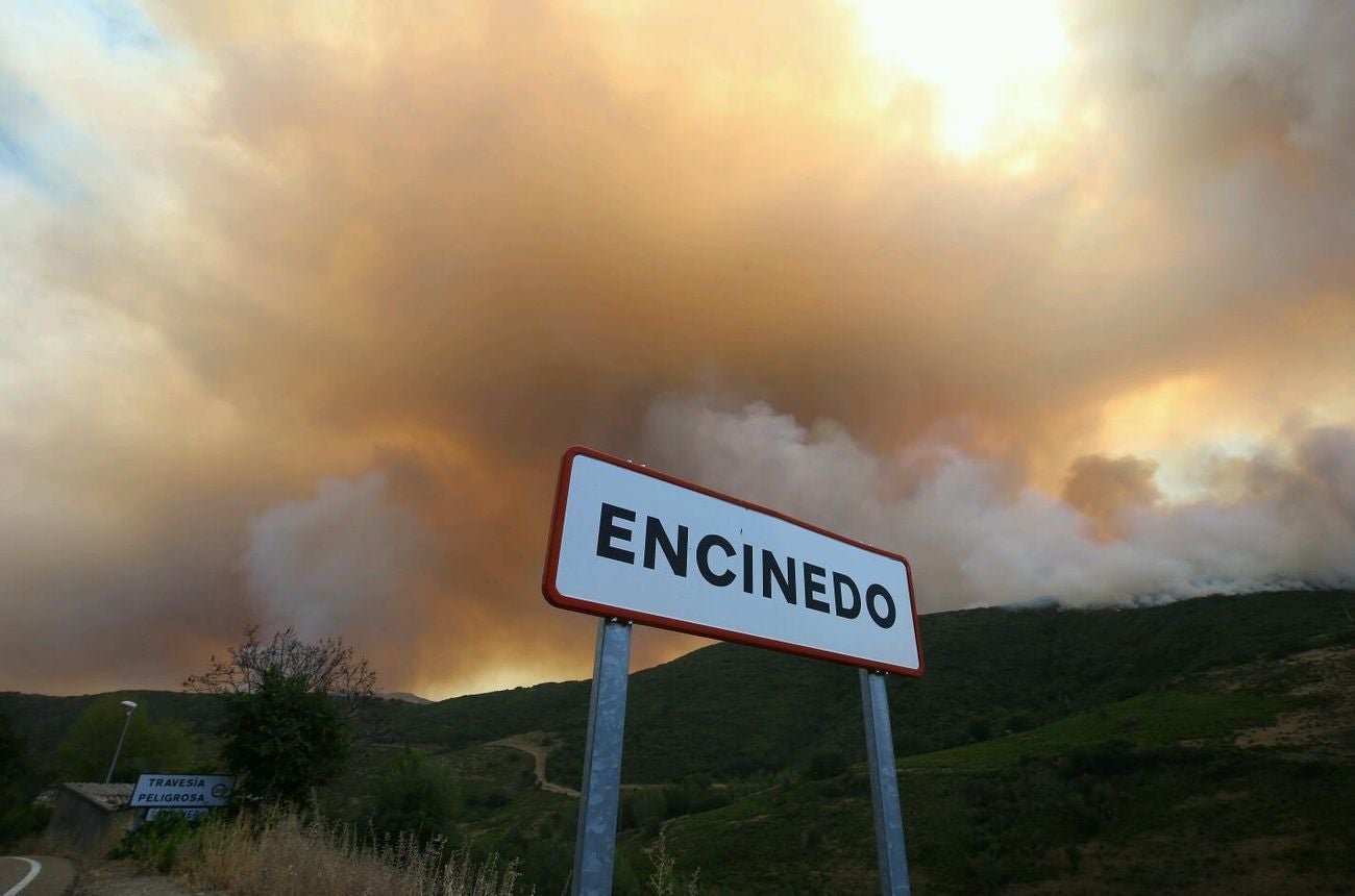 El fuego afecta principalmente a una zona de matorral, pero es una zona escarpada y de acceso complicado que dificulta las labores de extinción | El fuego, de carácter intencionado y que se localizó en Losadilla, localidad perteneciente a Encinedo, está fuera de control