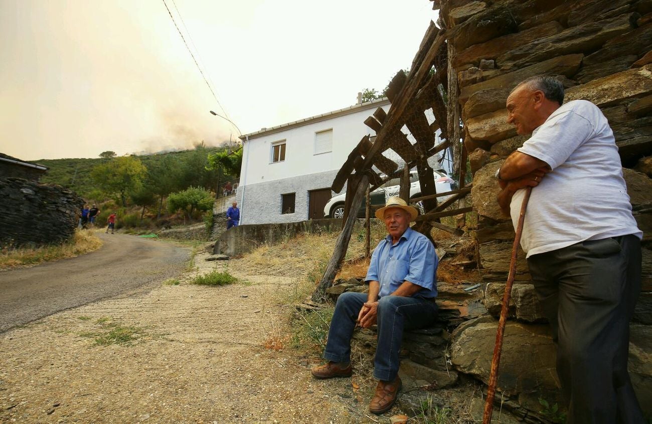 El fuego afecta principalmente a una zona de matorral, pero es una zona escarpada y de acceso complicado que dificulta las labores de extinción | El fuego, de carácter intencionado y que se localizó en Losadilla, localidad perteneciente a Encinedo, está fuera de control