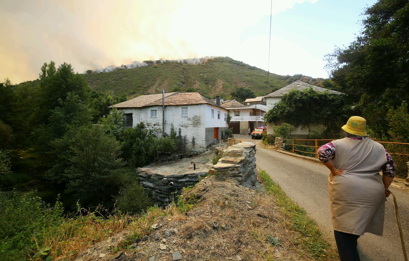 Vecinos de Santa Eulalia de La Cabrera desalojados de sus viviendas por la amenaza del fuego.
