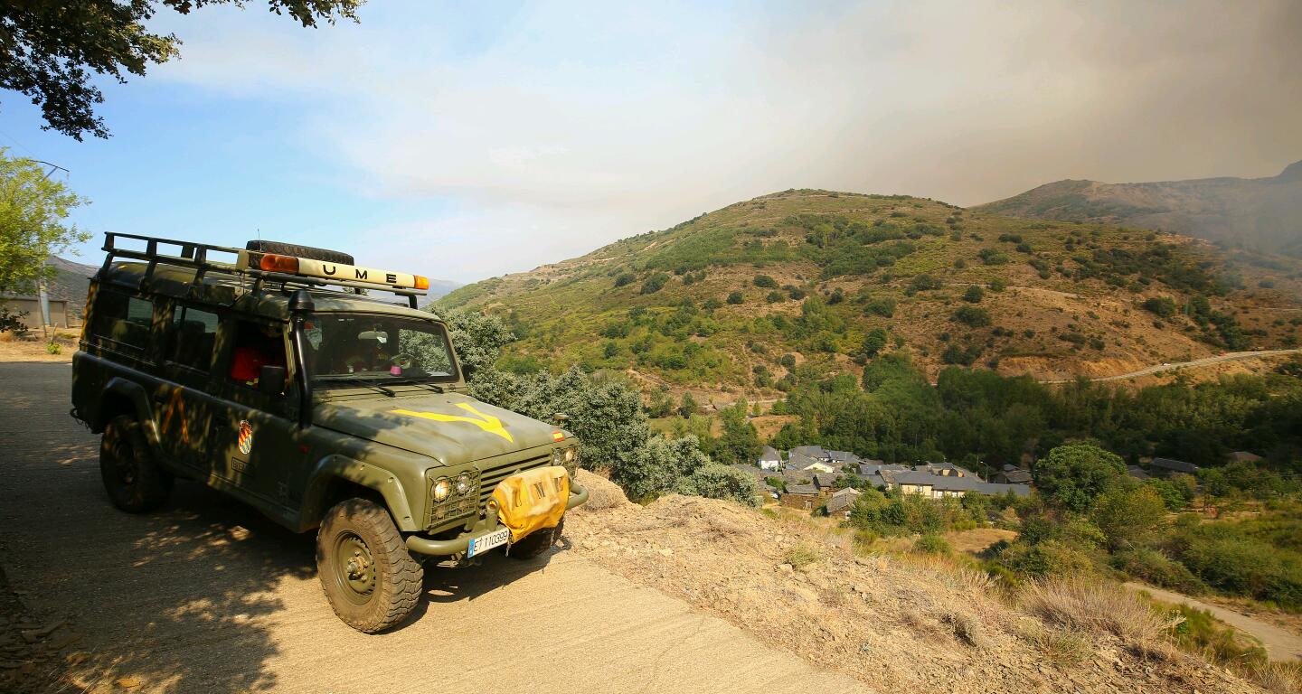 Vecinos de Santa Eulalia de La Cabrera desalojados de sus viviendas por la amenaza del fuego.