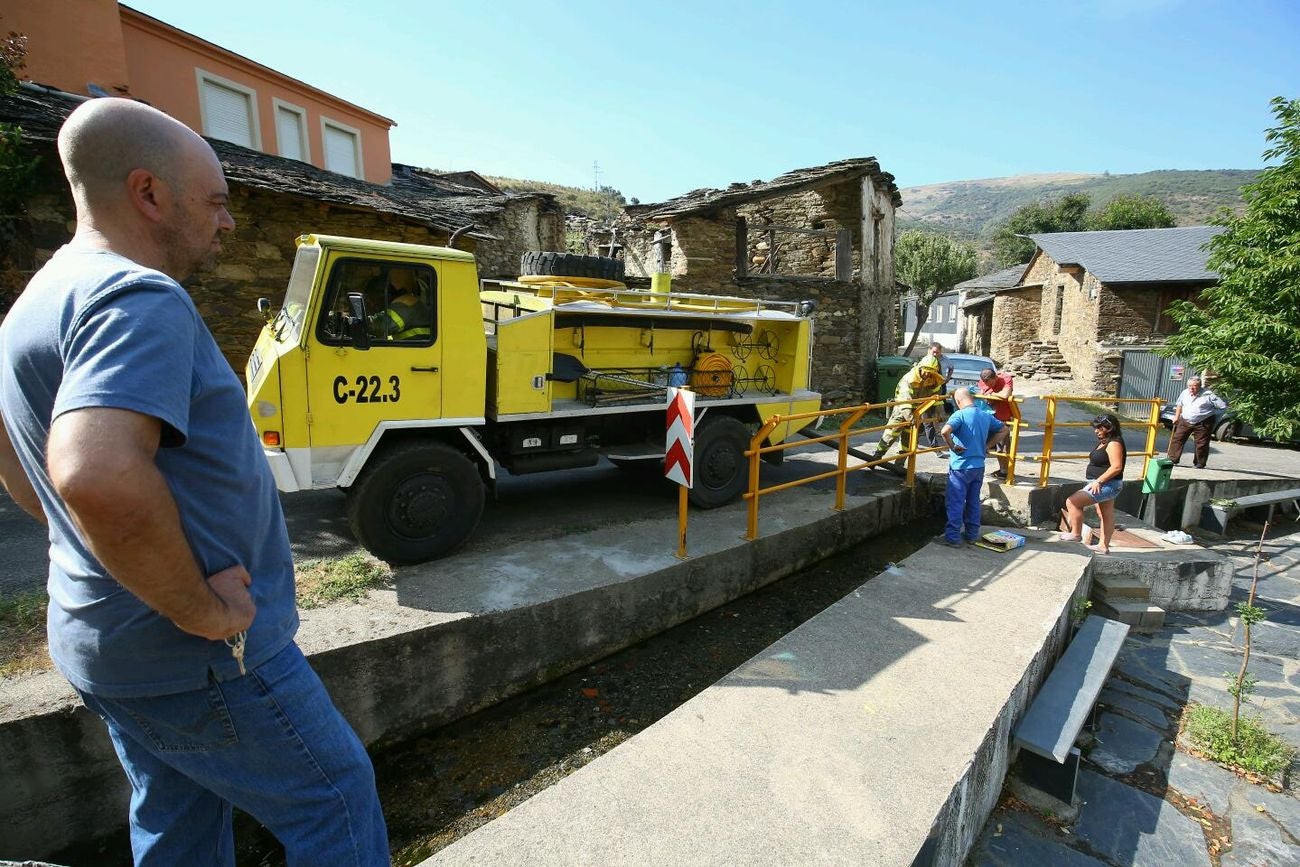 Vecinos de Santa Eulalia de La Cabrera desalojados de sus viviendas por la amenaza del fuego.