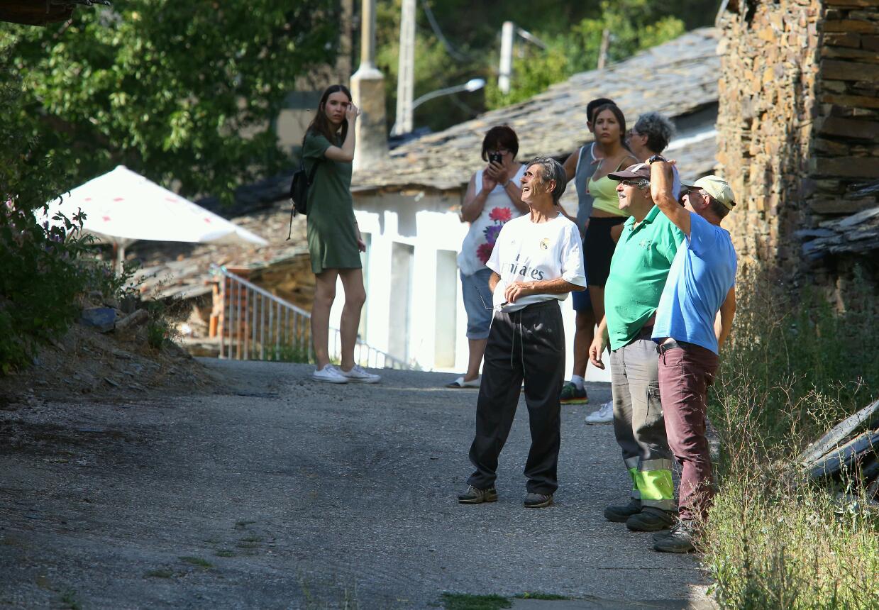 Vecinos de Santa Eulalia de La Cabrera desalojados de sus viviendas por la amenaza del fuego.