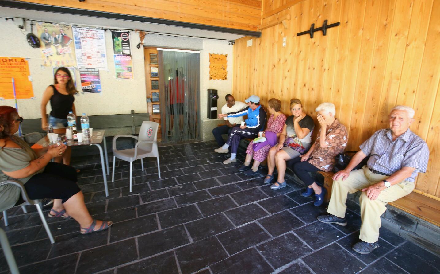 Vecinos de Santa Eulalia de La Cabrera desalojados de sus viviendas por la amenaza del fuego.