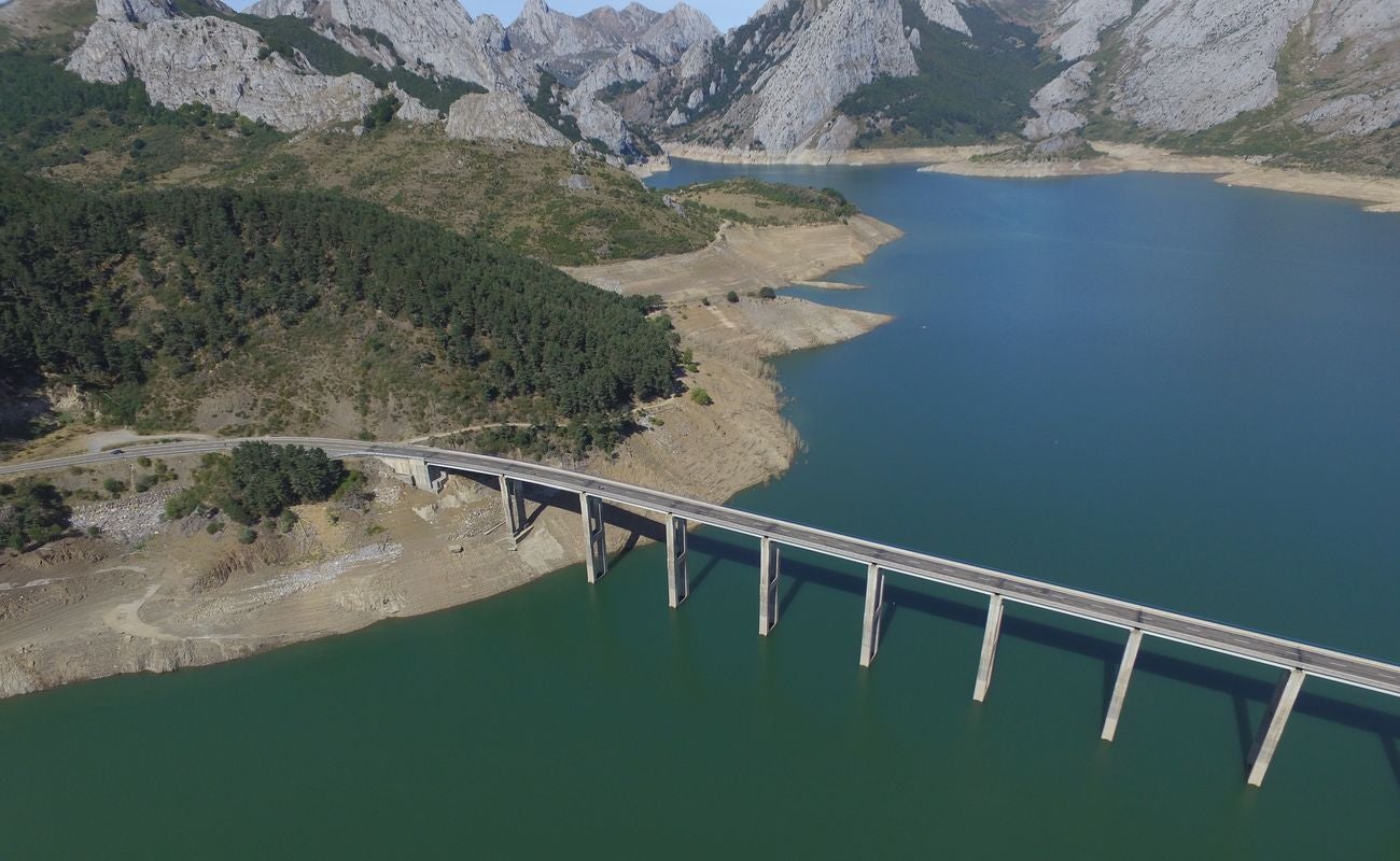 El desierto provocado por la sequía 'descubre' historias perdidas | Las viejas edificaciones de Riaño salen a la luz al ritmo de 20 metros diarios