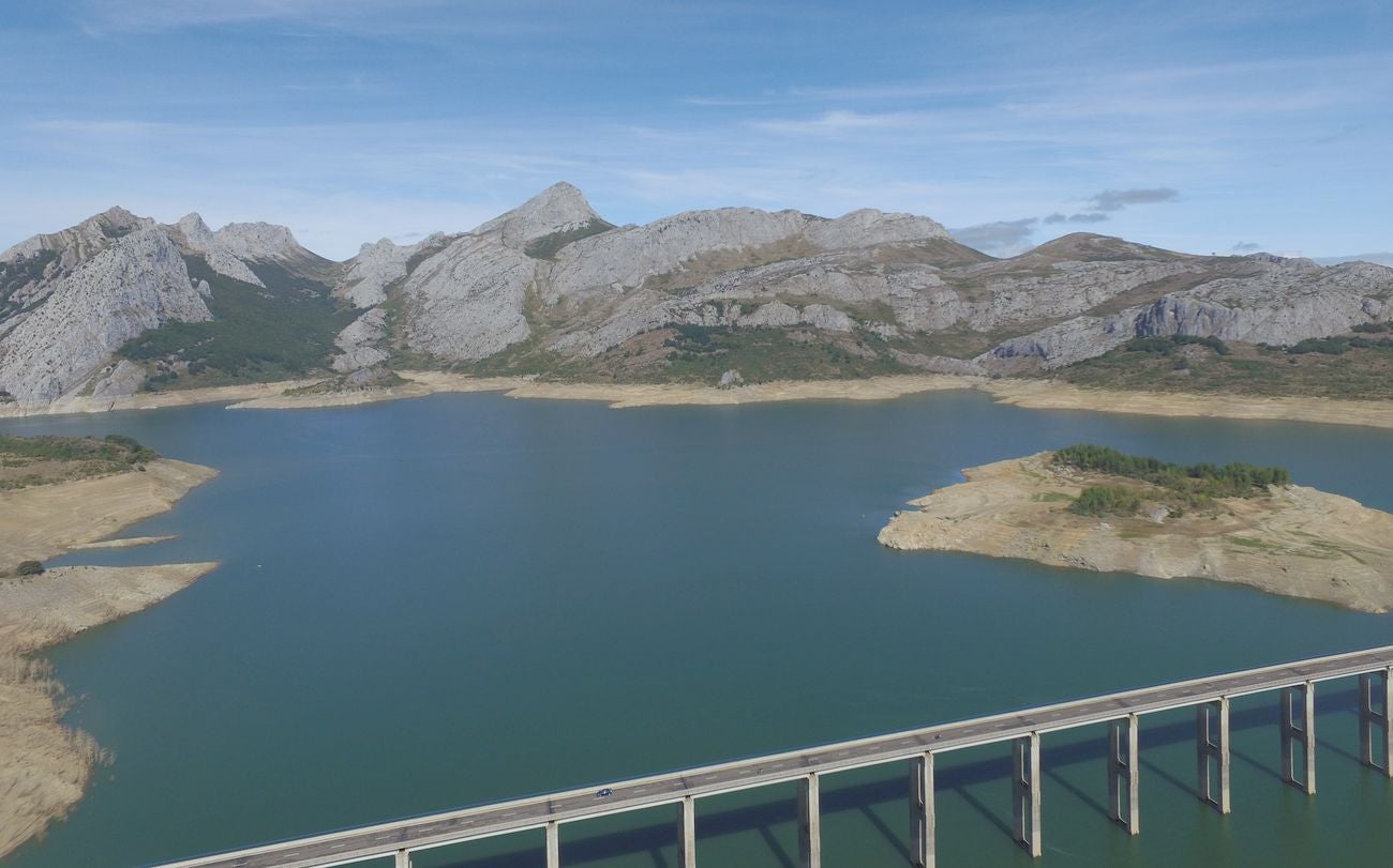 El desierto provocado por la sequía 'descubre' historias perdidas | Las viejas edificaciones de Riaño salen a la luz al ritmo de 20 metros diarios