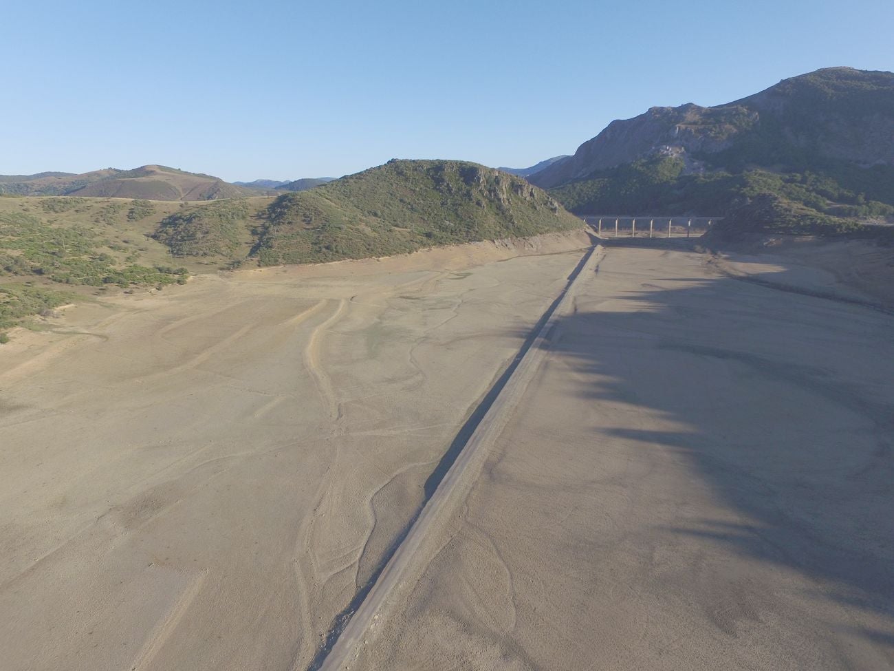 El desierto provocado por la sequía 'descubre' historias perdidas | Las viejas edificaciones de Riaño salen a la luz al ritmo de 20 metros diarios