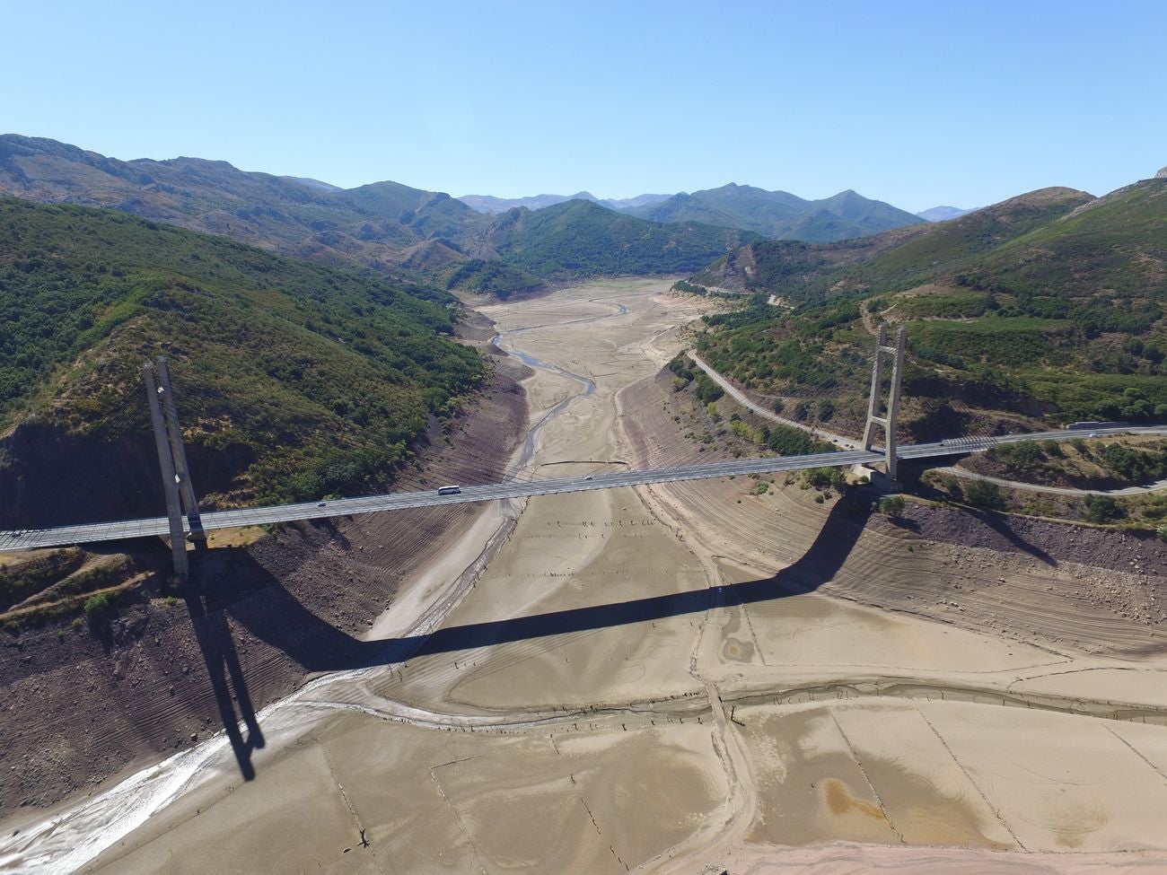 El desierto provocado por la sequía 'descubre' historias perdidas | Las viejas edificaciones de Riaño salen a la luz al ritmo de 20 metros diarios