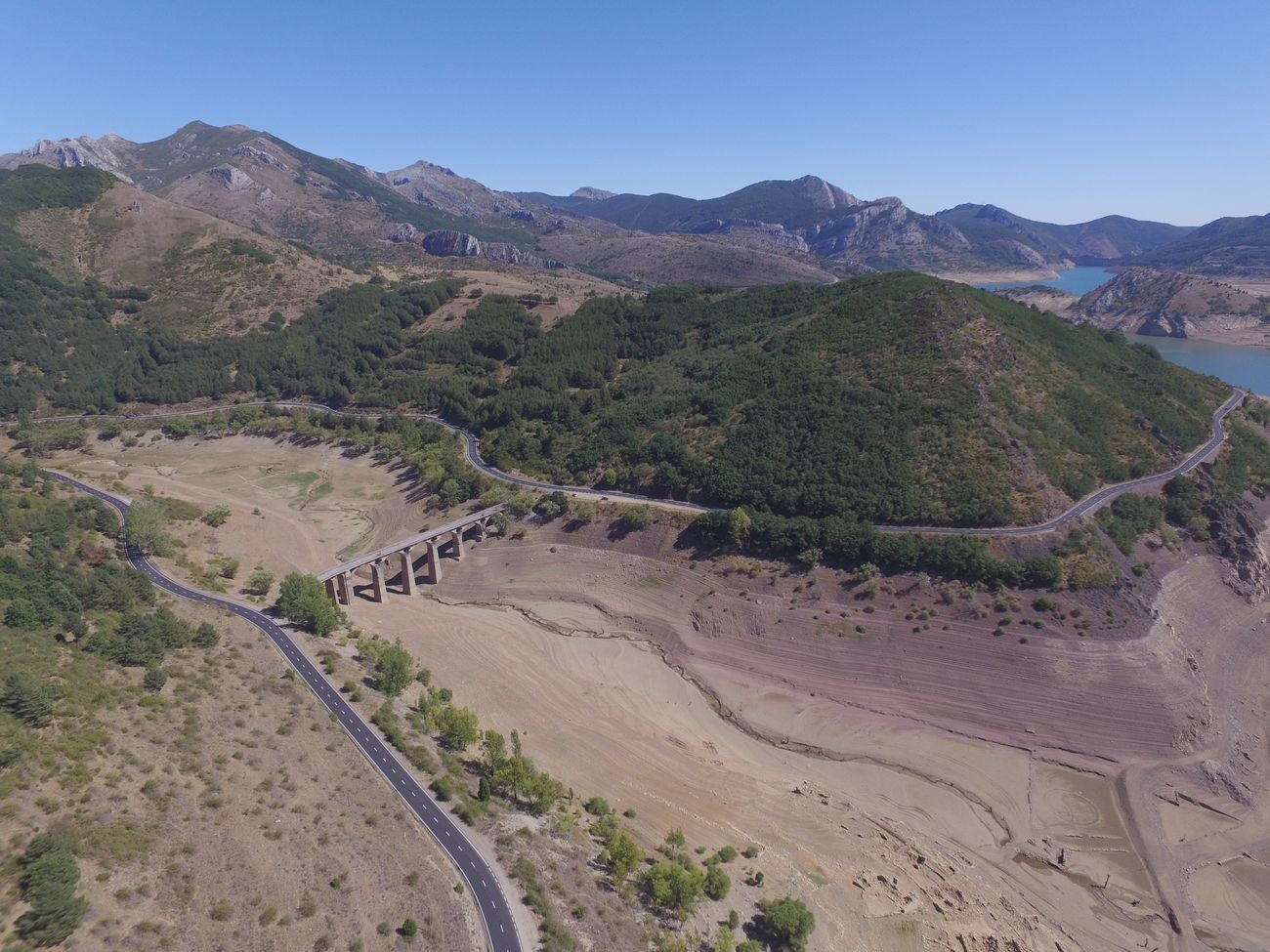 El desierto provocado por la sequía 'descubre' historias perdidas | Las viejas edificaciones de Riaño salen a la luz al ritmo de 20 metros diarios