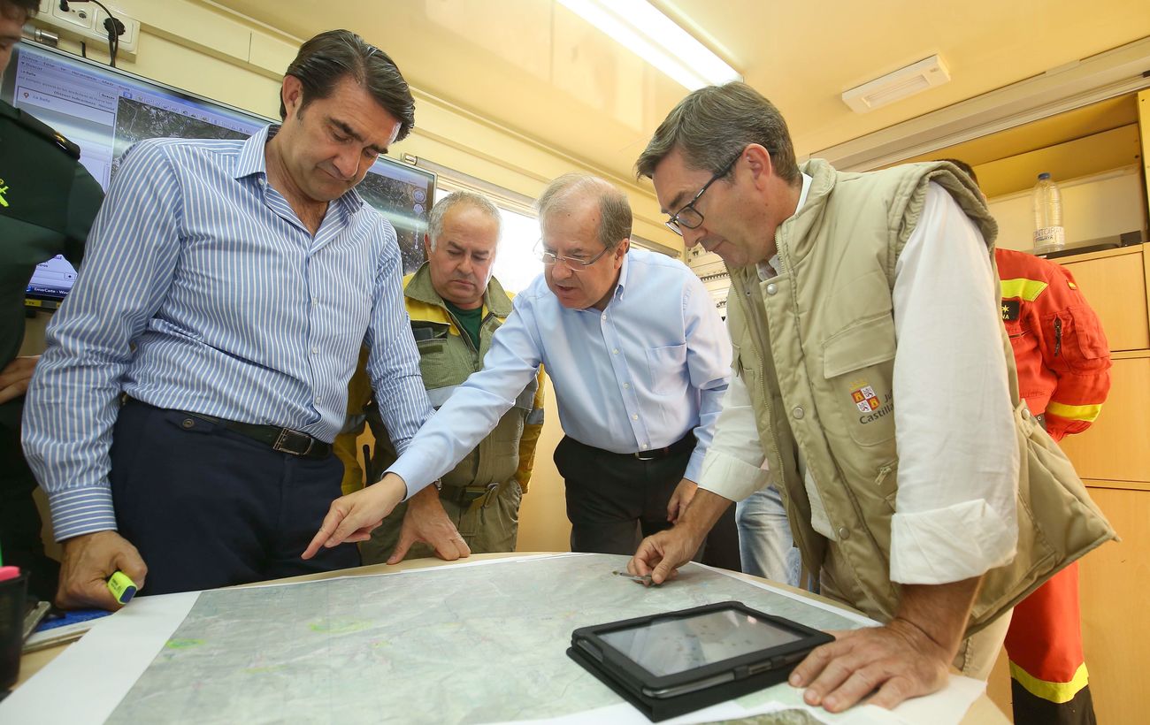 El presidente de la Junta de Castilla y León acude a la 'zona cero' del incendio de La Cabrera.