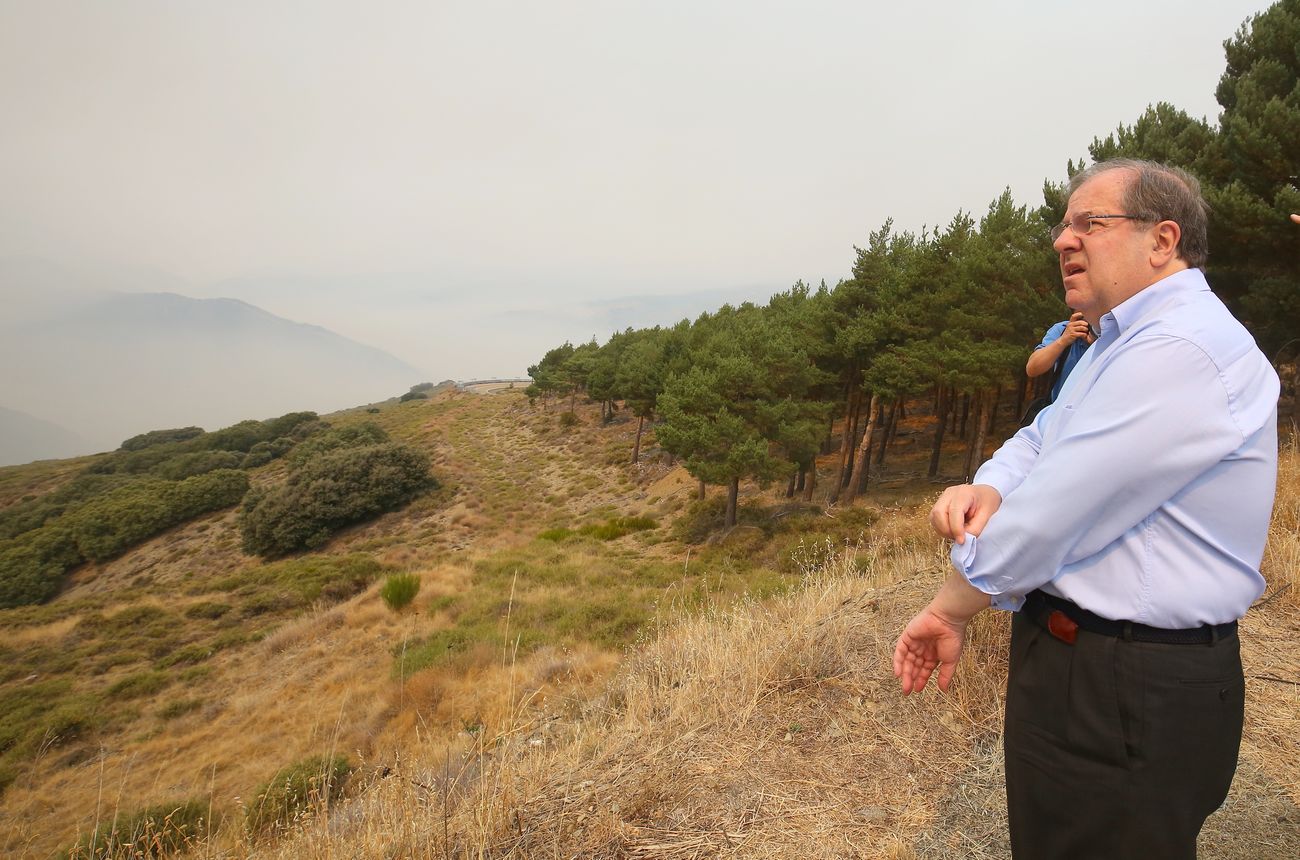 El presidente de la Junta de Castilla y León acude a la 'zona cero' del incendio de La Cabrera.